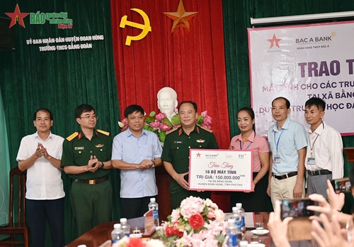 Báo Quân đội nhân dân trao máy tính tặng các trường trên địa bàn xã Bằng Doãn, huyện Đoan Hùng, tỉnh Phú Thọ

