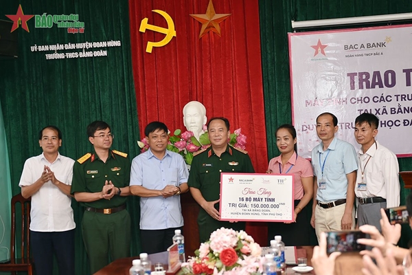 Báo Quân đội nhân dân trao máy tính tặng các trường trên địa bàn xã Bằng Doãn, huyện Đoan Hùng, tỉnh Phú Thọ