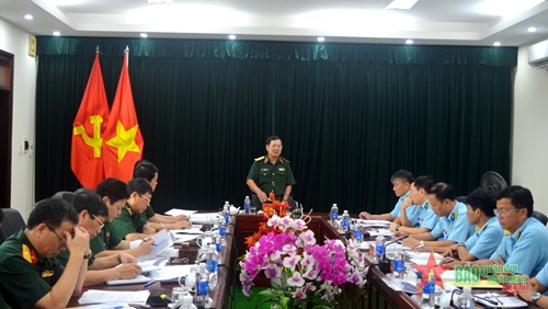 Thượng tướng Lê Huy Vịnh và đoàn công tác Bộ Quốc phòng kiểm tra Nhà máy A32
