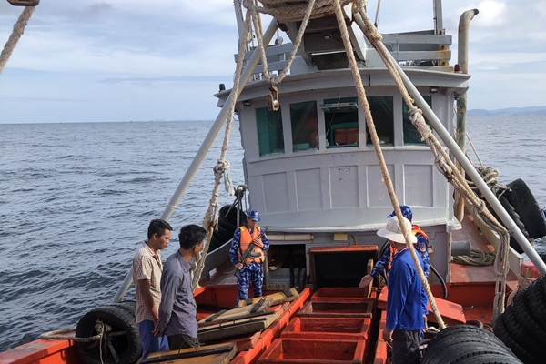 Cảnh sát biển bắt giữ 2 tàu chở 260 000 lít dầu DO bất hợp pháp