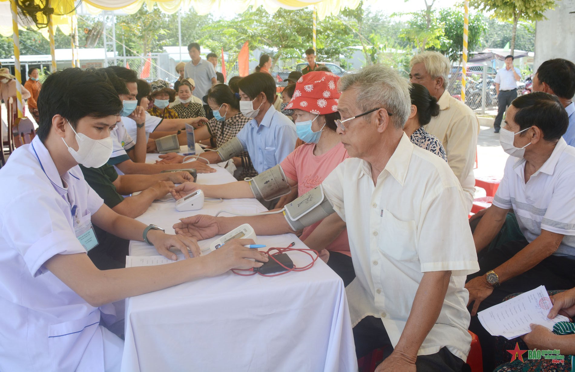 Khám bệnh miễn phí cho người nghèo điểm dân cư biên giới tỉnh Bình Phước