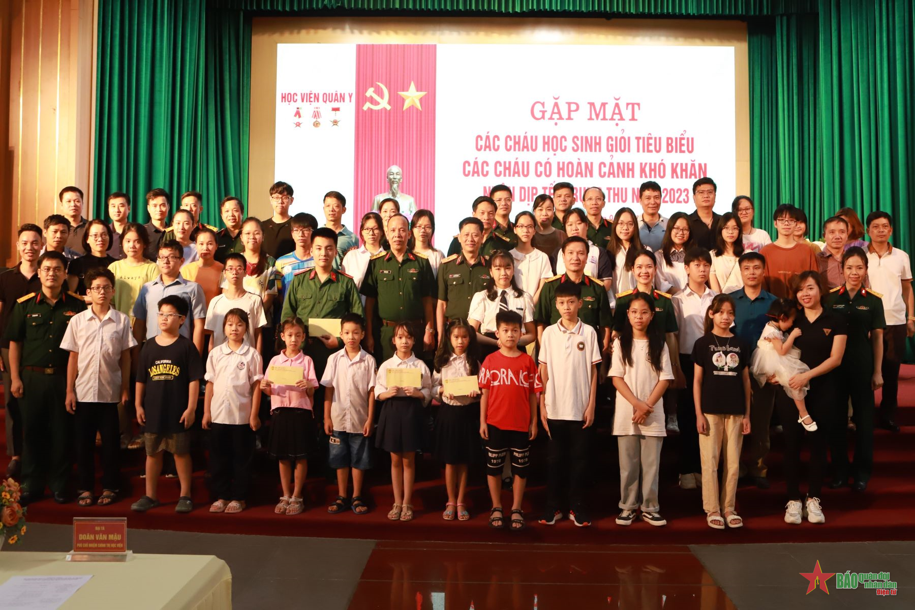 Học viện Quân y gặp mặt, tặng quà các cháu học sinh nhân dịp Tết Trung thu 2023