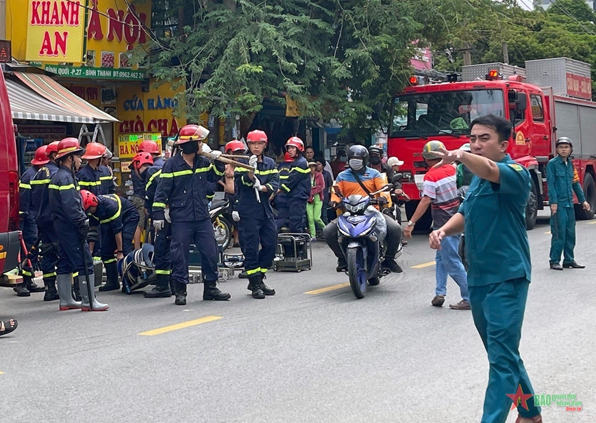 TP Hồ Chí Minh: Lực lượng dân quân hỗ trợ cứu nạn kịp thời vụ sập nhà 4 tầng