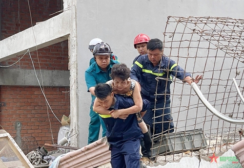TP Hồ Chí Minh: Lực lượng dân quân hỗ trợ cứu nạn kịp thời vụ sập nhà 4 tầng