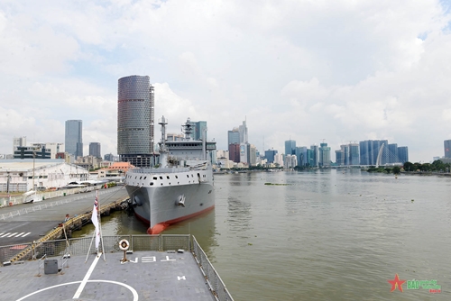Tàu hải quân New Zealand thăm hữu nghị Việt Nam