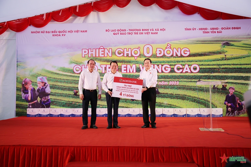 “Phiên chợ 0 đồng” và tặng quà cho trẻ em tỉnh Yên Bái