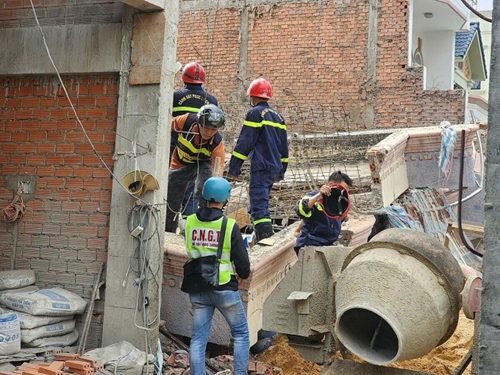 Sập nhà 4 tầng ở TP Hồ Chí Minh, hai người mắc kẹt