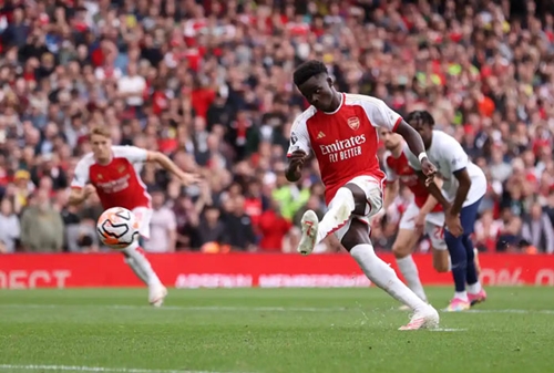 Arsenal chia điểm với Tottenham trong trận derby rực lửa