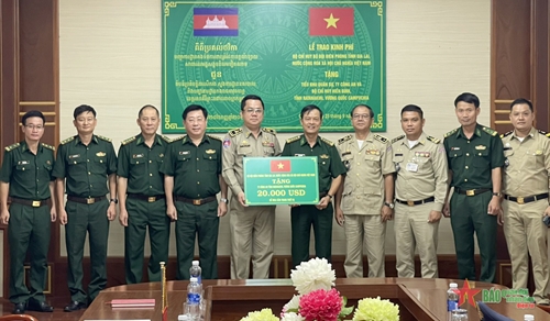 Bộ đội Biên phòng tỉnh Gia Lai trao 50 nghìn USD hỗ trợ lực lượng bảo vệ biên giới tỉnh Ratanakiri