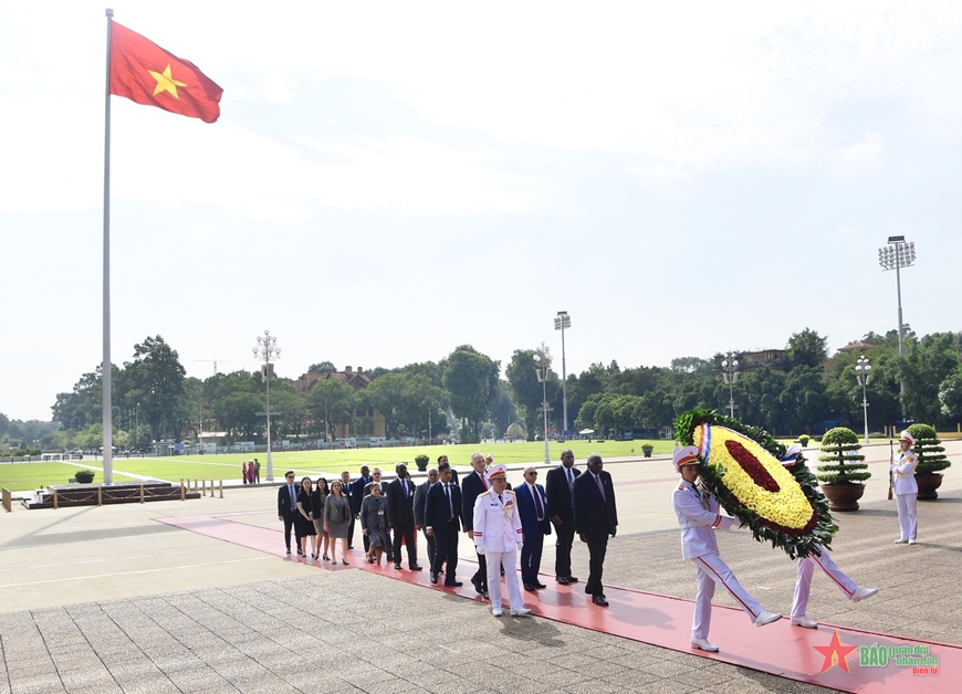 Chủ tịch Quốc hội Chính quyền Nhân dân Cuba đặt hoa tưởng niệm Chủ tịch Hồ Chí Minh