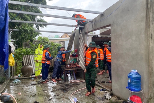 Thừa Thiên Huế: Giông lốc và mưa lớn làm 35 ngôi nhà bị tốc mái, 3 người bị thương