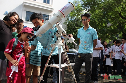 Học sinh Hà Nội thích thú khám phá vũ trụ