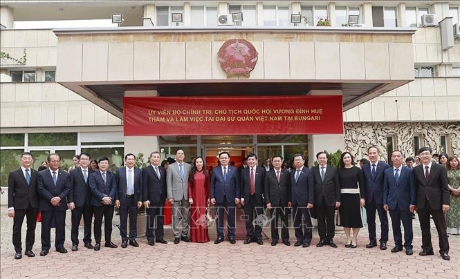 Chủ tịch Quốc hội Vương Đình Huệ gặp mặt một số Đại sứ Việt Nam tại các nước châu Âu
