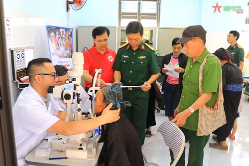 Quân khu 2 khám bệnh, tư vấn sức khỏe, cấp thuốc miễn phí tại Sơn La

