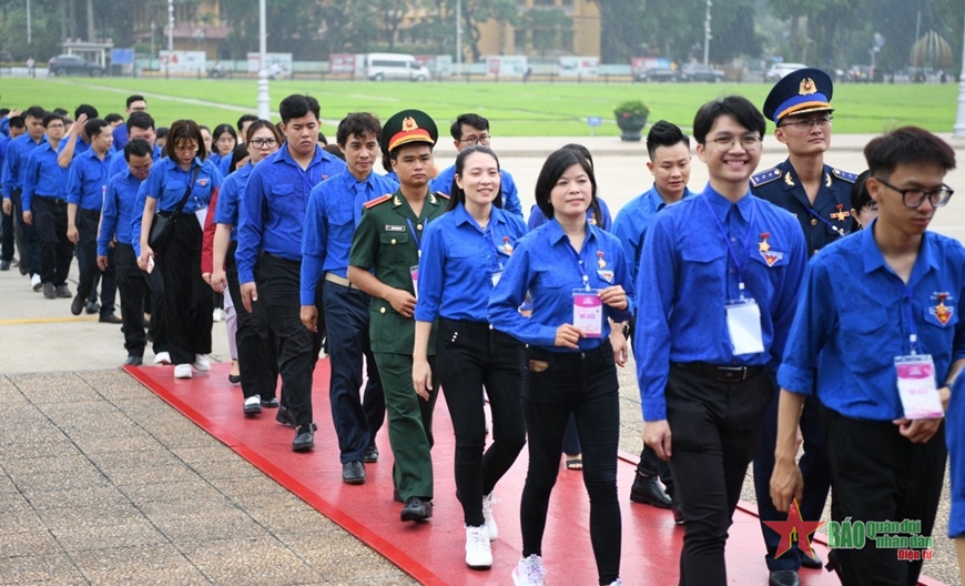 420 đại biểu thanh niên tiên tiến báo công và vào Lăng viếng Bác