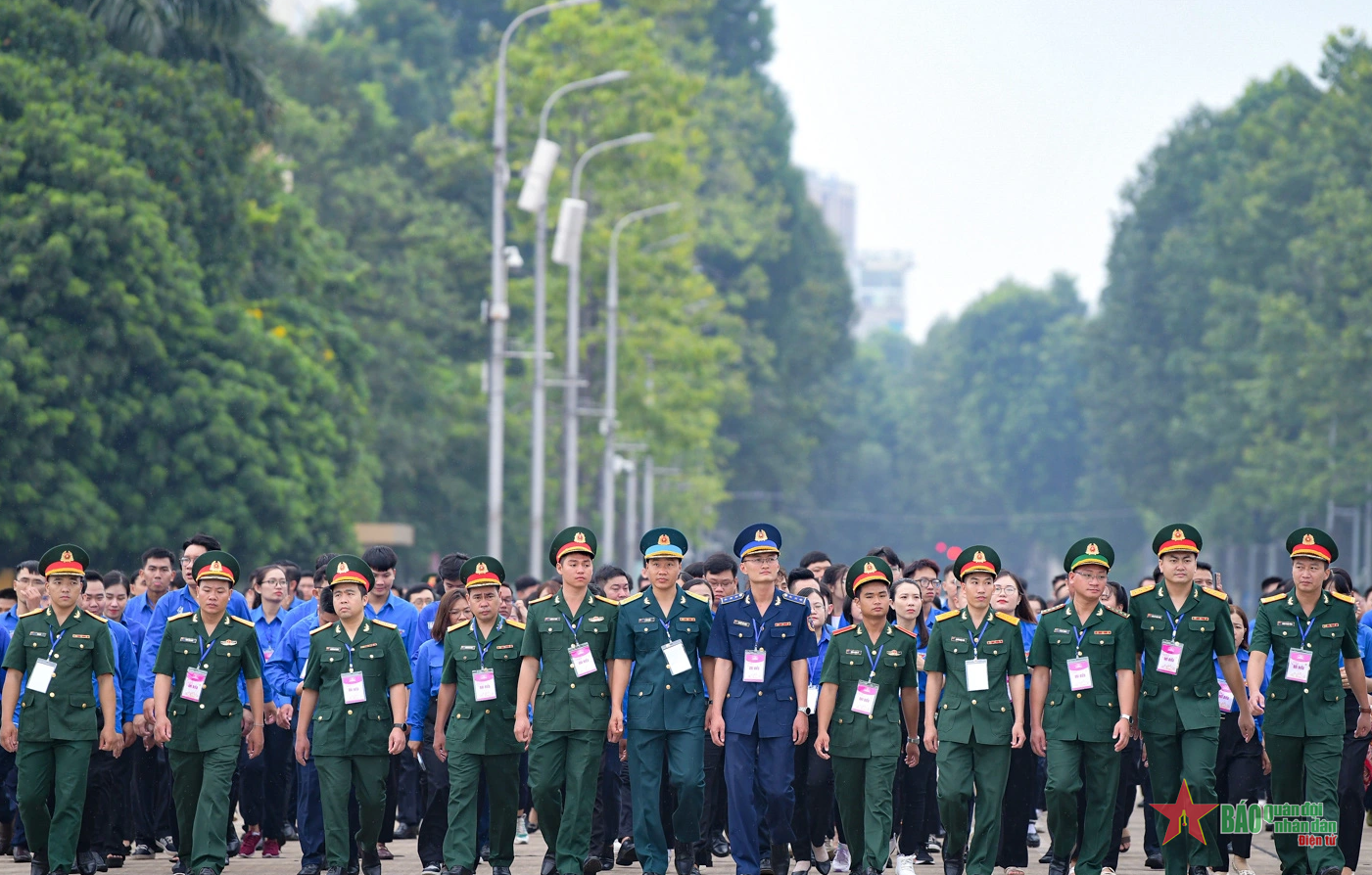 420 đại biểu thanh niên tiên tiến báo công và vào Lăng viếng Bác