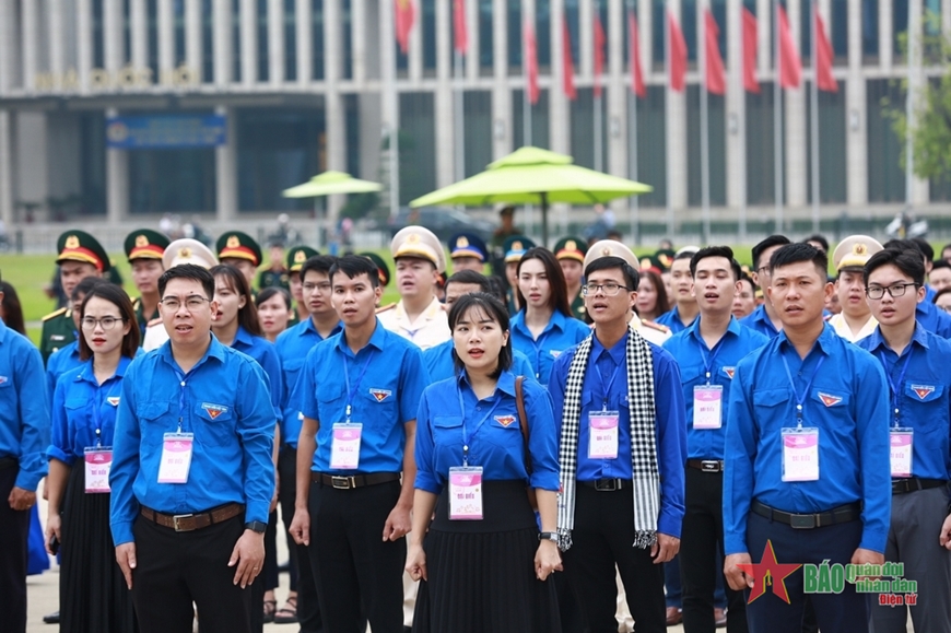 420 đại biểu thanh niên tiên tiến báo công và vào Lăng viếng Bác