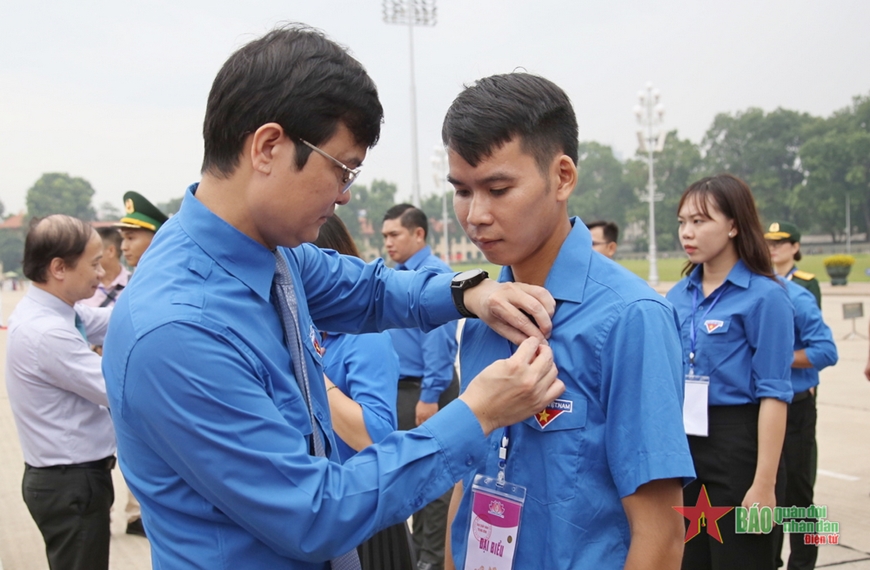 420 đại biểu thanh niên tiên tiến báo công và vào Lăng viếng Bác