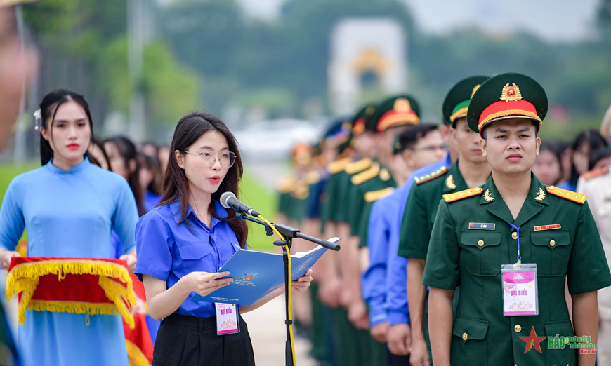 420 đại biểu thanh niên tiên tiến báo công và vào Lăng viếng Bác