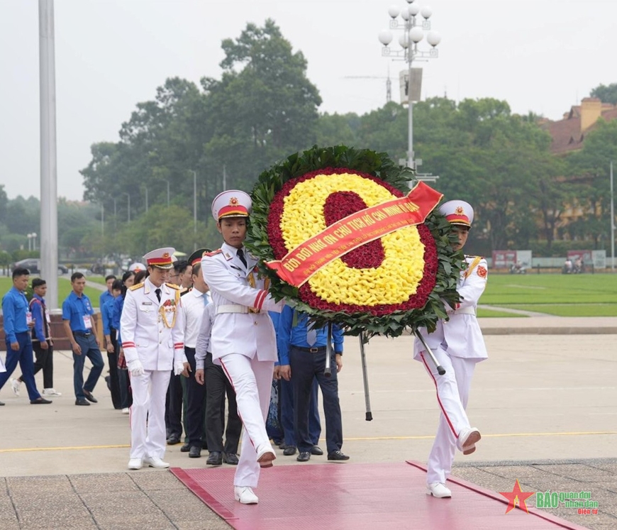 420 đại biểu thanh niên tiên tiến báo công và vào Lăng viếng Bác