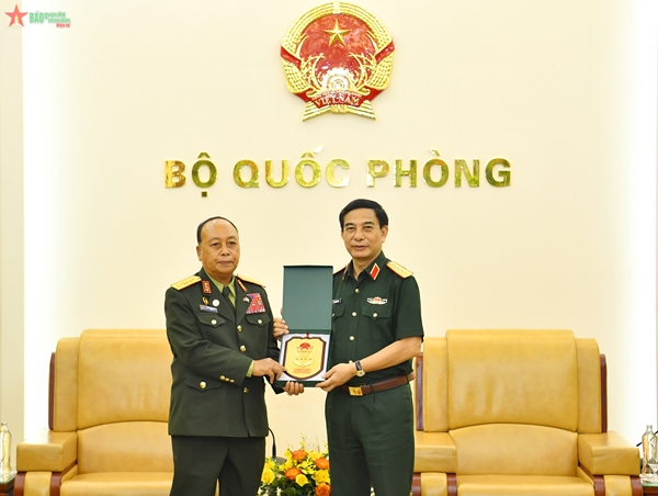 Đại tướng Phan Văn Giang tiếp Chủ nhiệm Tổng cục Chính trị Quân đội nhân dân Lào