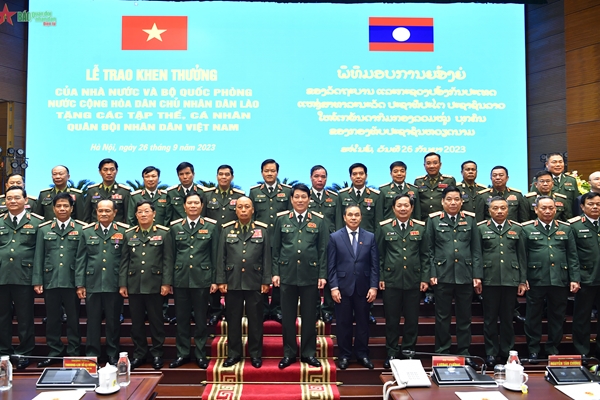 Trao khen thưởng của Nhà nước và Bộ Quốc phòng Lào tặng các tập thể, cá nhân của Quân đội nhân dân Việt Nam