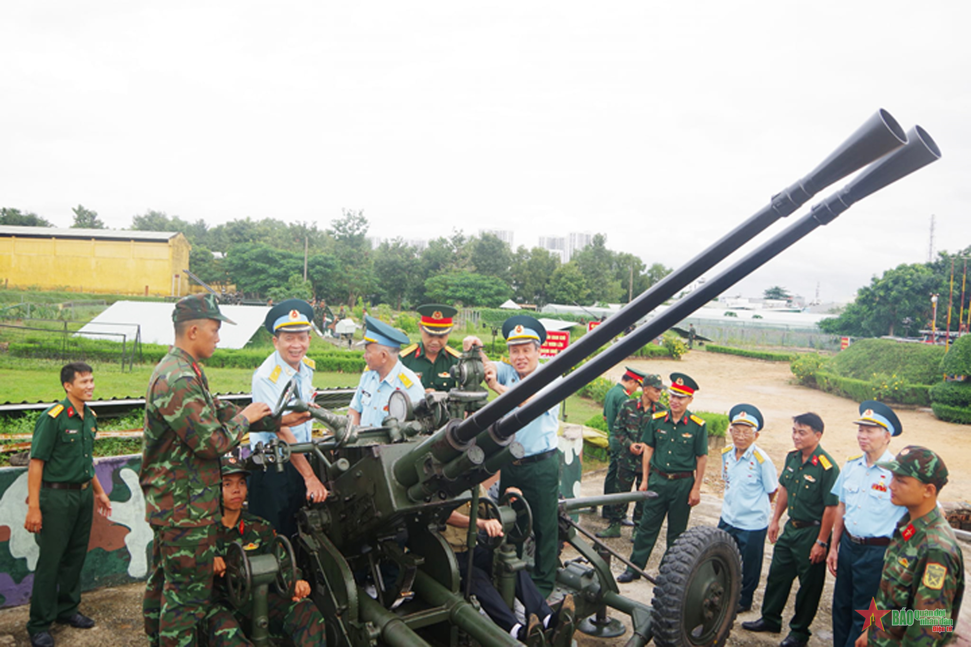 Cựu chiến binh Lữ đoàn Phòng không 77 truyền thụ kinh nghiệm chiến đấu cho chiến sĩ