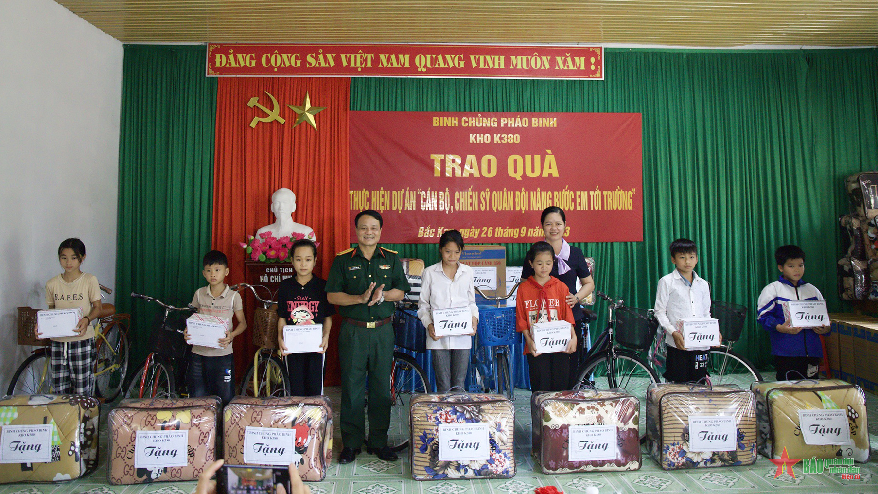 Kho K380 (Binh chủng Pháo binh) trao quà tặng học sinh trong Dự án “Cán bộ, chiến sĩ Quân đội nâng bước em tới trường”