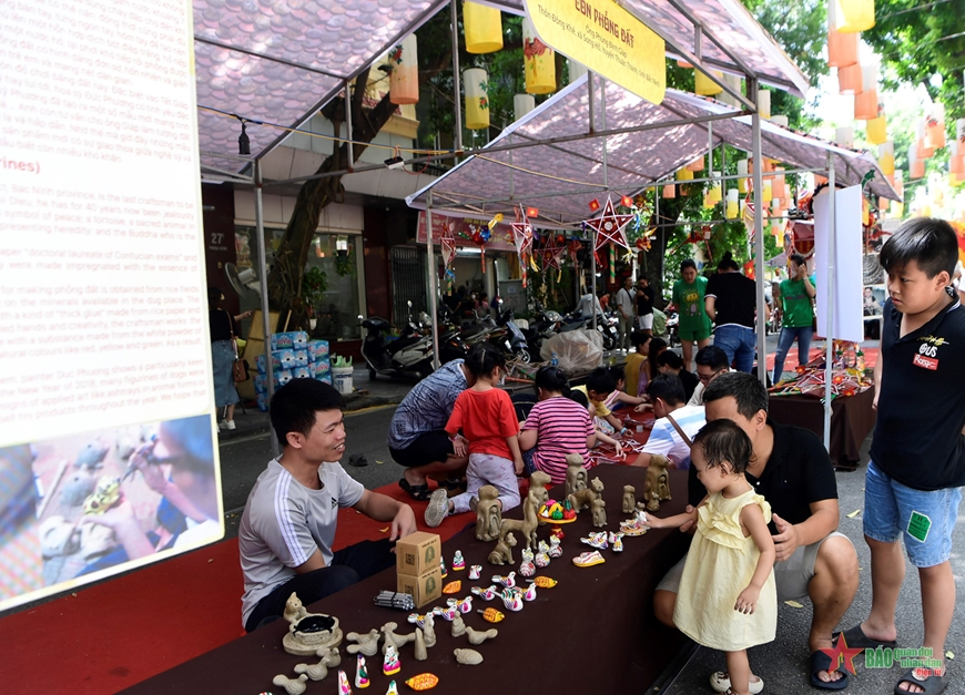 Tự tay làm đồ chơi Trung thu trên phố bích họa Phùng Hưng