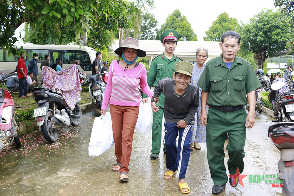 Tặng đồng bào Mô Rai món quà sức khỏe