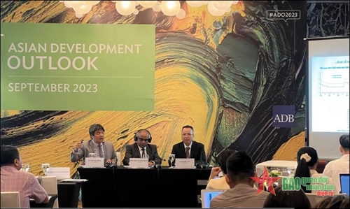 ADB hạ tăng trưởng GDP của Việt Nam năm 2023 nhưng vẫn cao nhất khu vực