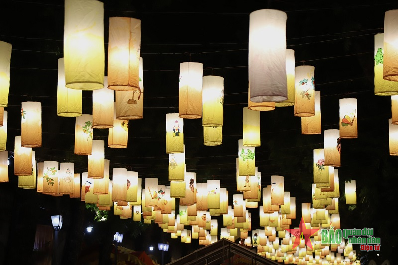 Trung thu rực rỡ trên phố bích họa Phùng Hưng