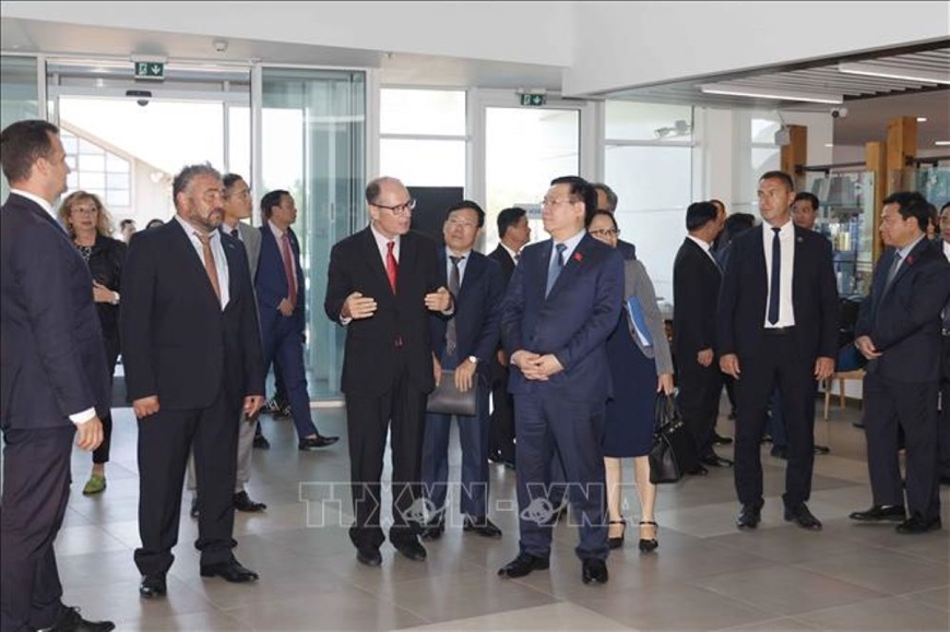 Chủ tịch Quốc hội Vương Đình Huệ thăm thành phố Burgas và cảng BMF Burgas, Bulgaria