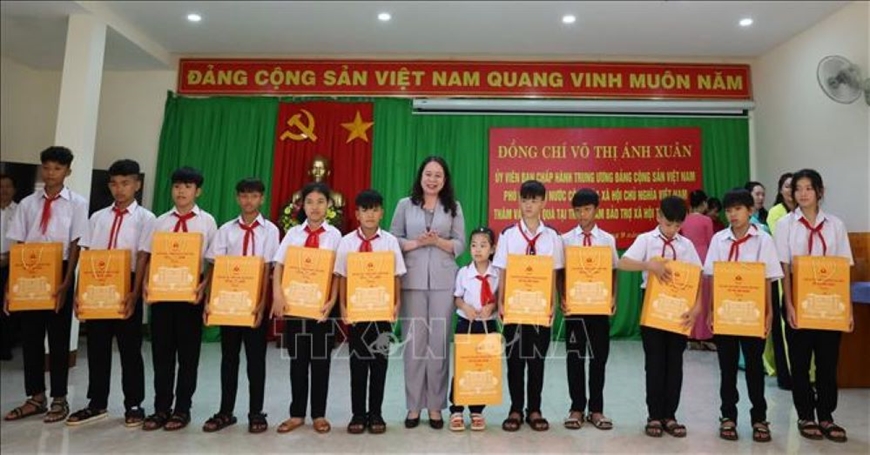 Phó chủ tịch nước Võ Thị Ánh Xuân thăm và tặng quà tại Đắk Lắk