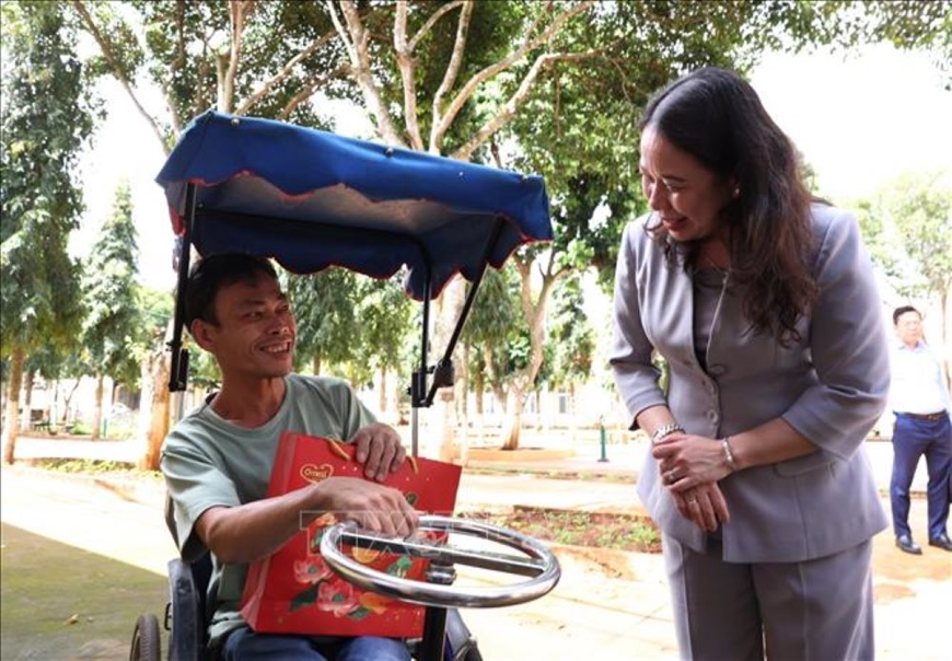 Phó chủ tịch nước Võ Thị Ánh Xuân thăm và tặng quà tại Đắk Lắk