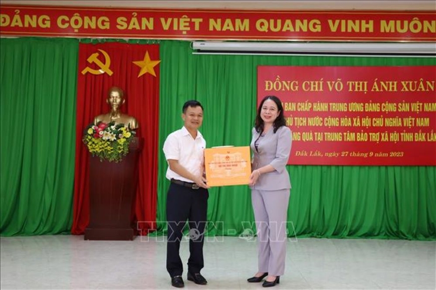 Phó chủ tịch nước Võ Thị Ánh Xuân thăm và tặng quà tại Đắk Lắk