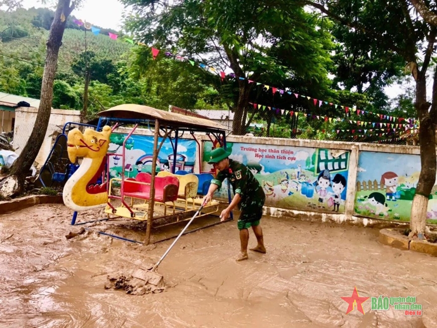 Lực lượng vũ trang Quân khu 4 kịp thời giúp dân ứng phó, khắc phục hậu quả mưa lũ