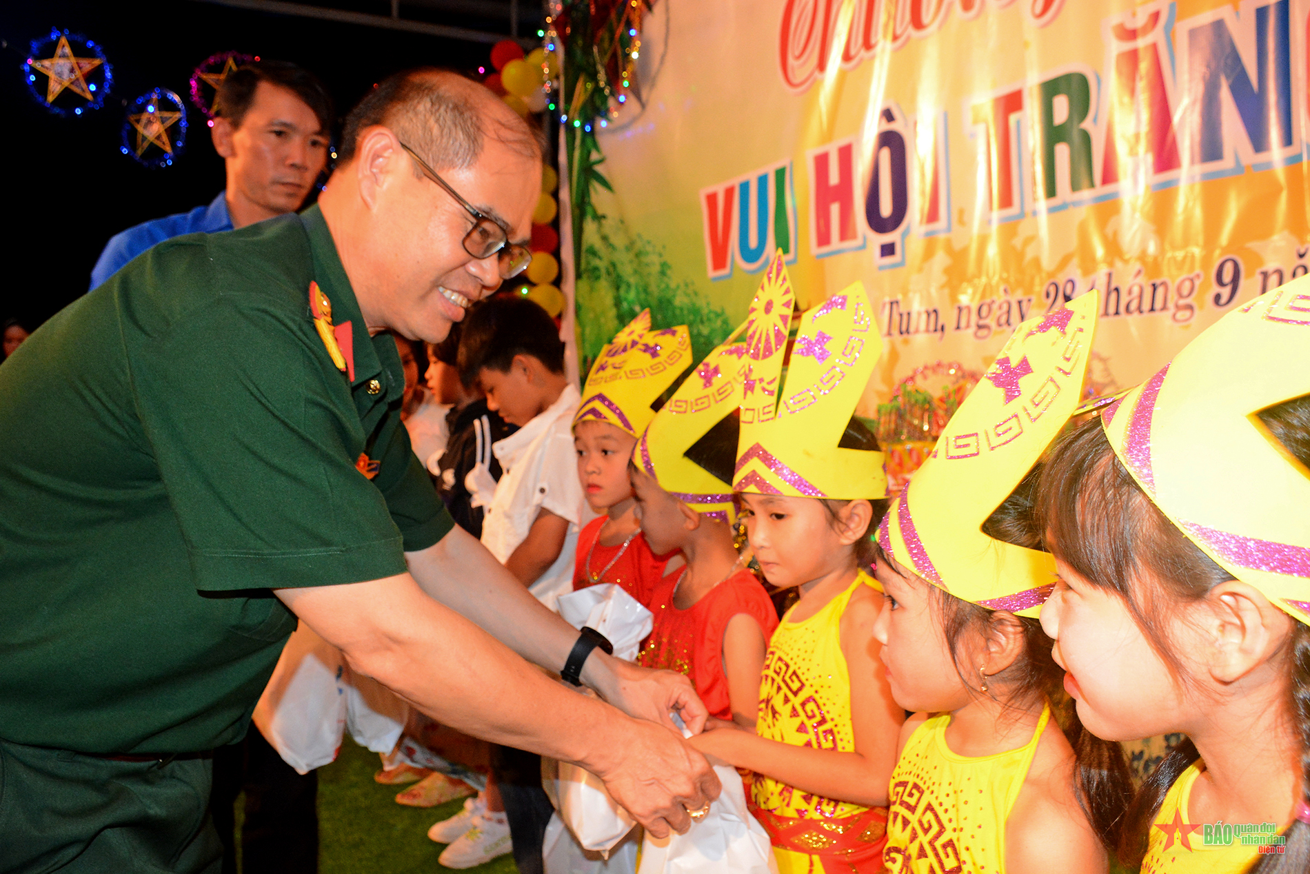 Chi nhánh 716 tổ chức “Vui hội trăng rằm” cho các cháu ở biên giới