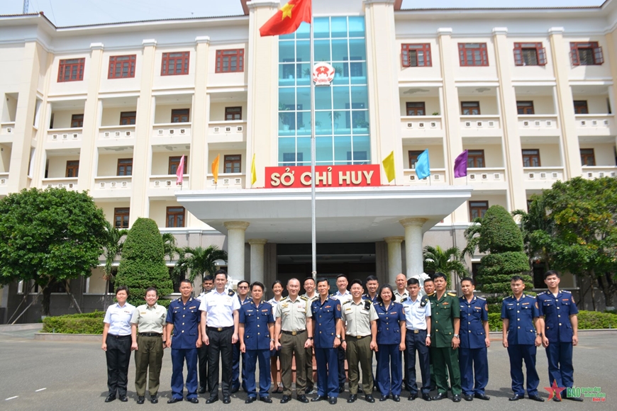 Đoàn sĩ quan trẻ Lực lượng vũ trang Cộng hòa Singapore thăm và giao lưu tại Bộ tư lệnh Vùng Cảnh sát biển 2