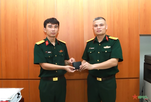 Thiếu tá Nguyễn Tuấn Dũng nhặt được của rơi trả người đánh mất