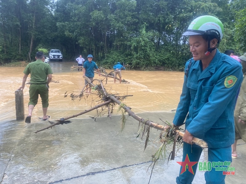 Lực lượng vũ trang Quân khu 4 tích cực giúp nhân dân ứng phó mưa lũ