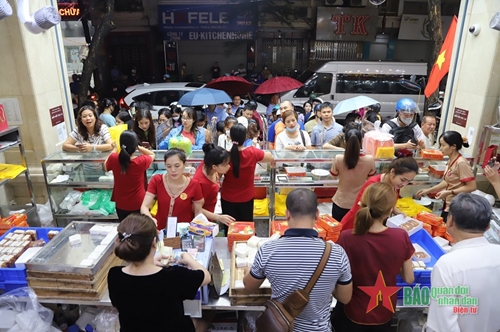 Người dân Thủ đô đội mưa, xếp hàng mua bánh cận kề Tết Trung thu 