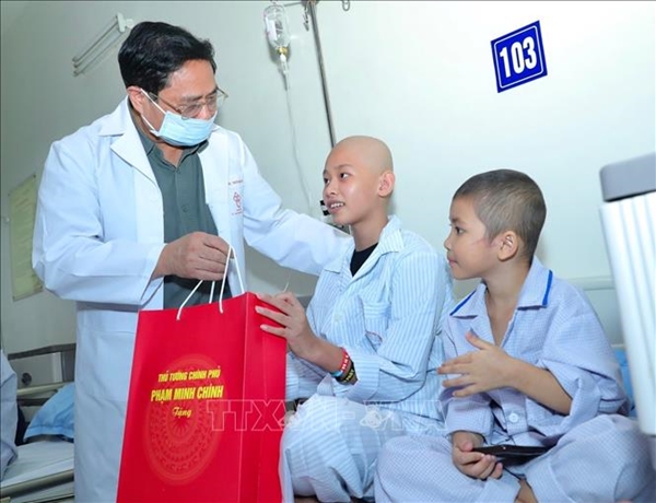 Thủ tướng Chính phủ Phạm Minh Chính thăm, tặng quà bệnh nhi tại Viện Huyết học - Truyền máu Trung ương