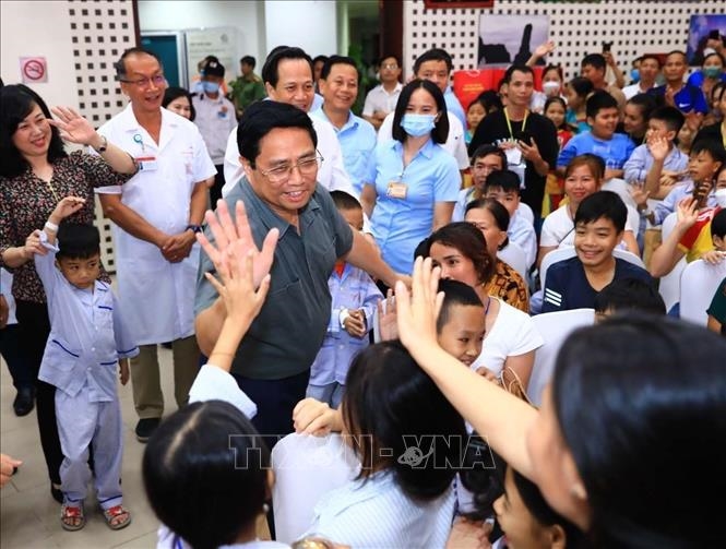 Thủ tướng Chính phủ Phạm Minh Chính thăm, tặng quà bệnh nhi tại Viện Huyết học - Truyền máu Trung ương