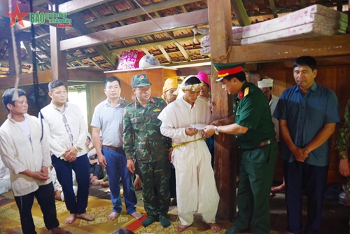 Bộ CHQS tỉnh Sơn La hỗ trợ các gia đình gặp nạn do thiên tai