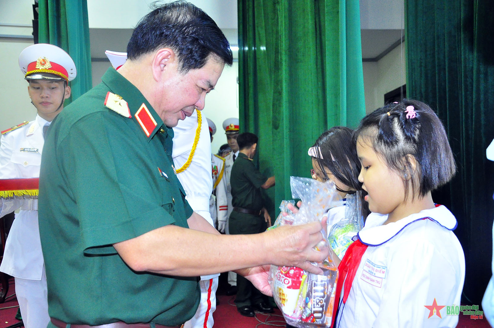 Bộ tư lệnh TP Hồ Chí Minh trao 125 suất học bổng Nguyễn Thị Minh Khai