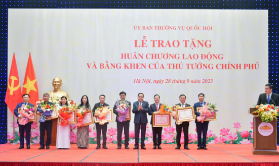 Trao tặng Huân chương Lao động và Bằng khen của Thủ tướng tặng lãnh đạo các cơ quan của Quốc hội