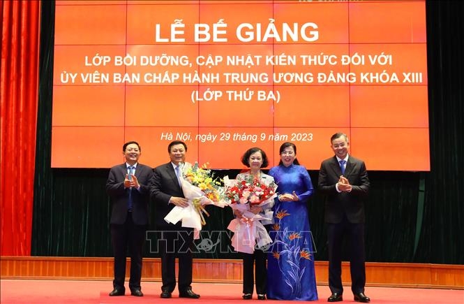 Bế giảng Lớp bồi dưỡng kiến thức đối với Ủy viên Trung ương Đảng