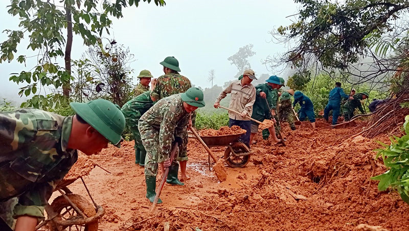 Khẩn trương giải tỏa ách tắc giao thông do mưa lũ đoạn đường tỉnh lộ 543D