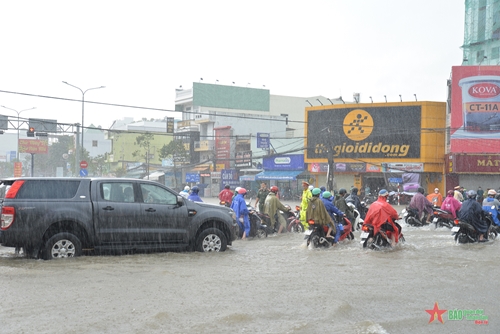 Cần Thơ: Triều cường dâng cao kèm mưa lớn, nhiều tuyến đường ngập nặng